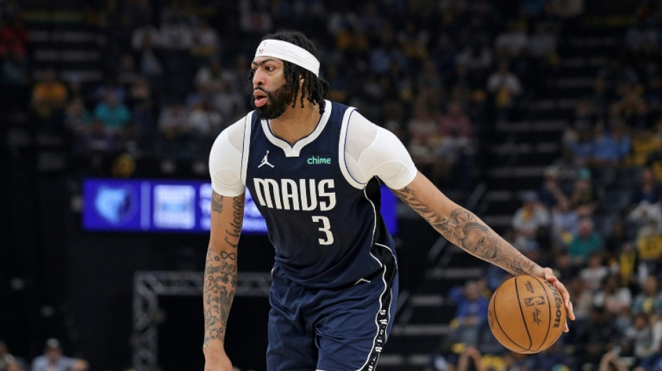 Mavs' Davis has surgery to repair detached retina: reports