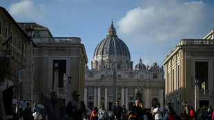 Benoît XVI: place Saint-Pierre, des fidèles attristés saluent "un grand pape"