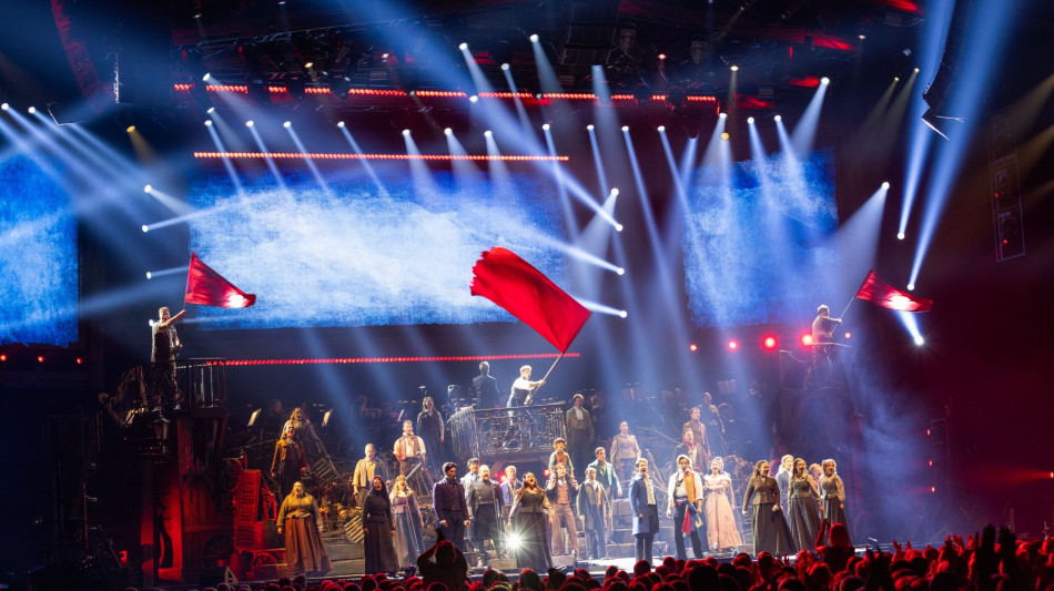Battaglia e speranza incoronano Les Mis&eacute;rables in versione Arena