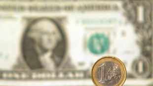 Euro in calo in avvio, scambiato a 1,1221 dollari