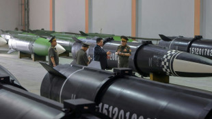 El líder norcoreano inspecciona nuevos misiles antes de viajar a China
