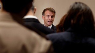 Macron, 'autorizzate sabato solo manifestazioni indette dai sindacati'