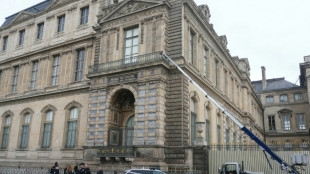 Imputan a dos personas por el robo en el Louvre y liberan a otras tres