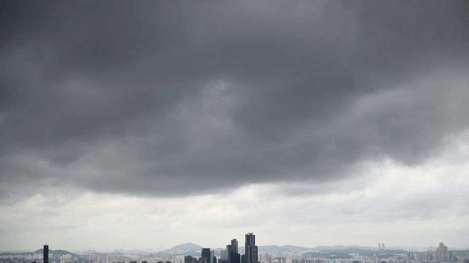 La estrella surcoreana de K-pop Nana reduce a un ladrón en su casa