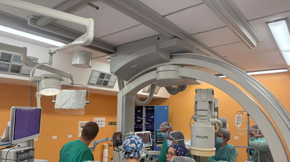 Intervento con colla simile ad adesivi istantanei, neonata salva