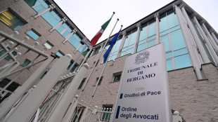 Cosparso di benzina minaccia di darsi fuoco davanti al Tribunale a Bergamo