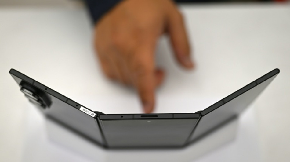 Samsung présente son premier téléphone pliable en trois