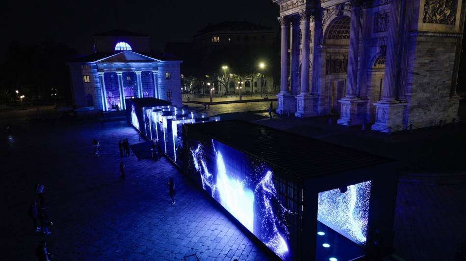 Milano, all'Arco della Pace un tunnel di luce collega i Dazi