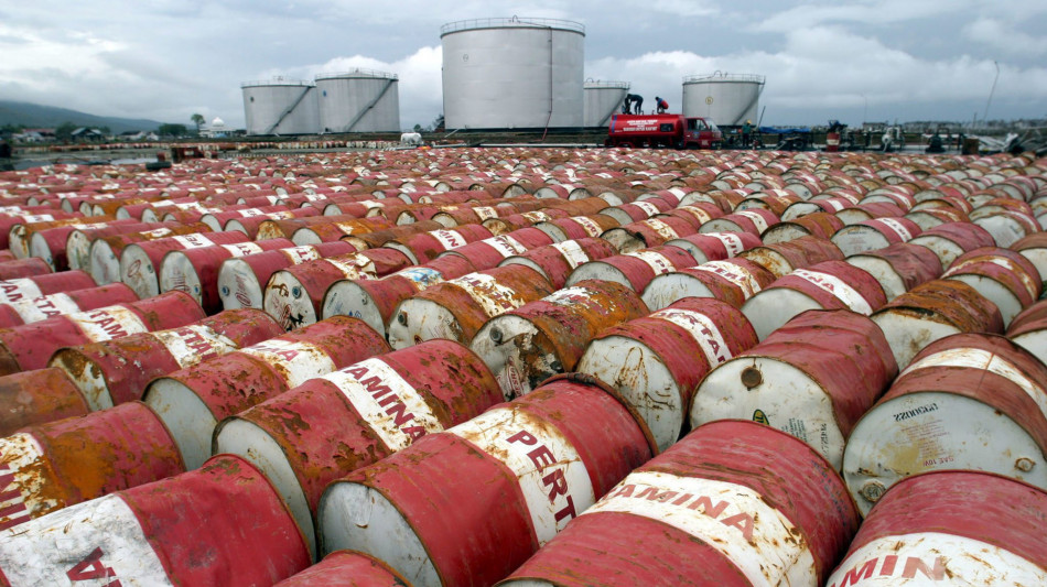 Petrolio in calo in avvio, wti a 63,53 dollari al barile