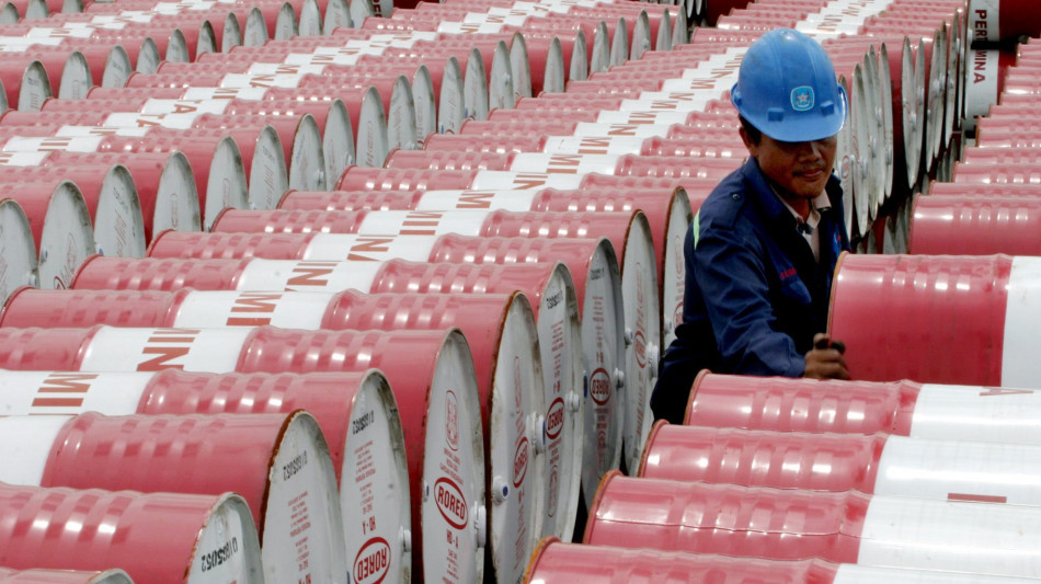 Balzo del petrolio su nuovi attacchi in Medio Oriente, Brent +3,8% a 96,6 dollari