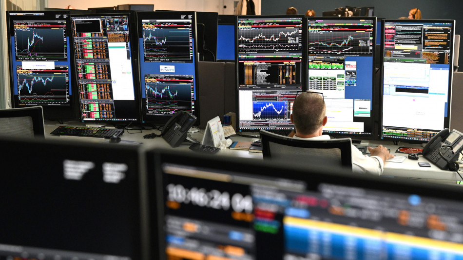 Borsa: Milano -1% con l'effetto cedole, bene Stellantis
