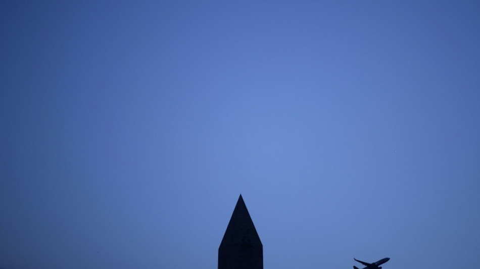 Quatro mortos em acidente a&eacute;reo que deixou Washington em alerta