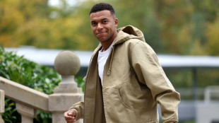 Com dores no tornozelo, Mbappé não participa do treino da França