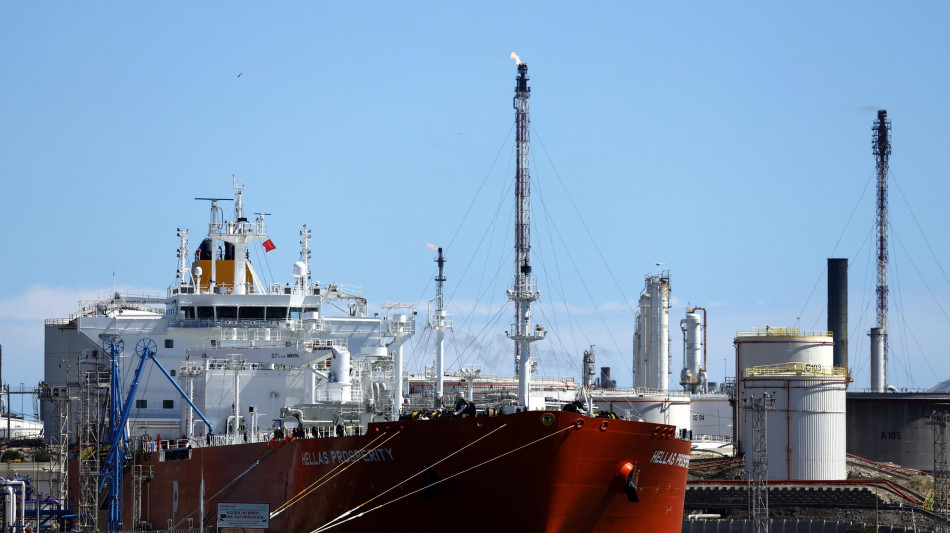 Il petrolio sale ancora, Brent accelera a 97,5 dollari (+4,8%)