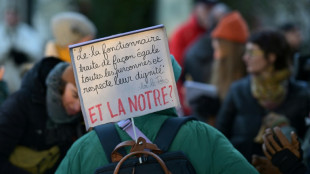 Budget: les fonctionnaires, &agrave; nouveau mis &agrave; contribution, d&eacute;noncent leur "appauvrissement"