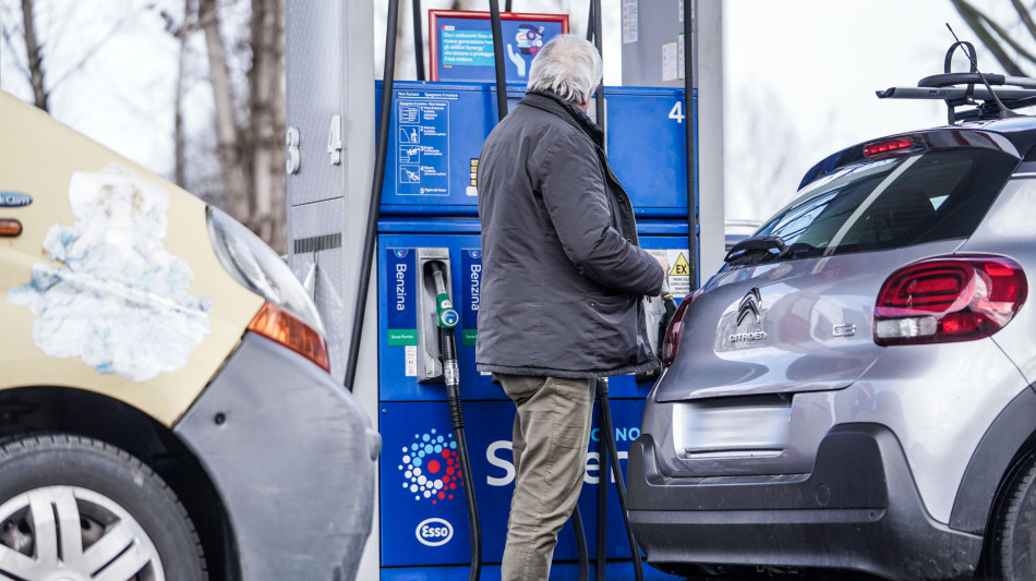 Staffetta, proseguono i rialzi dei carburanti