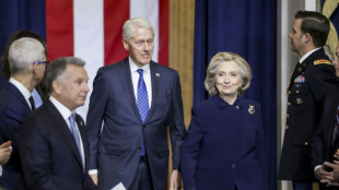 Bill e Hillary Clinton v&atilde;o depor no fim do m&ecirc;s sobre la&ccedil;os com Epstein