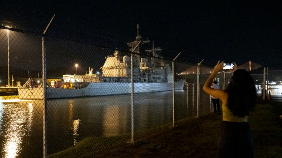 Navio de guerra americano entra no Canal do Panamá rumo ao Caribe