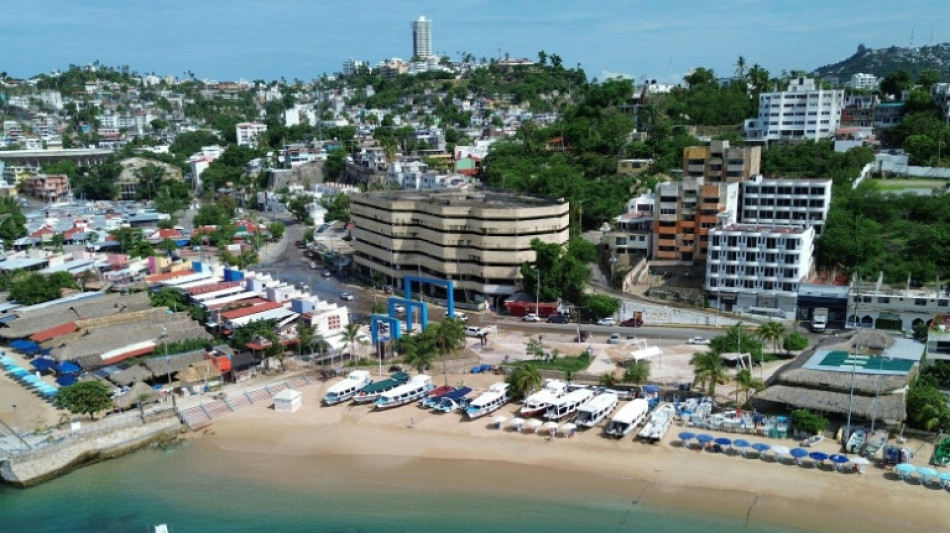 Hallan cinco cuerpos en un autobús calcinado en el sur de México