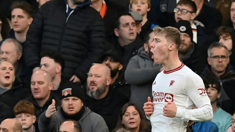 United vence Luton e mant&eacute;m sequ&ecirc;ncia de vit&oacute;rias no Ingl&ecirc;s