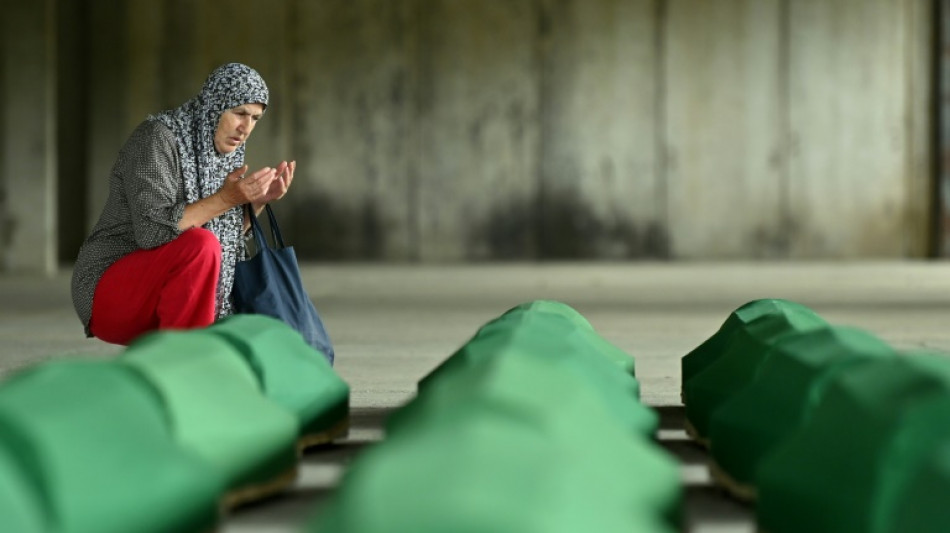 Despu&eacute;s de 27 a&ntilde;os entierran a 50 v&iacute;ctimas del genocidio de Srebrenica