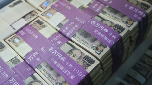 Dow hits fresh record as oil prices tumble 