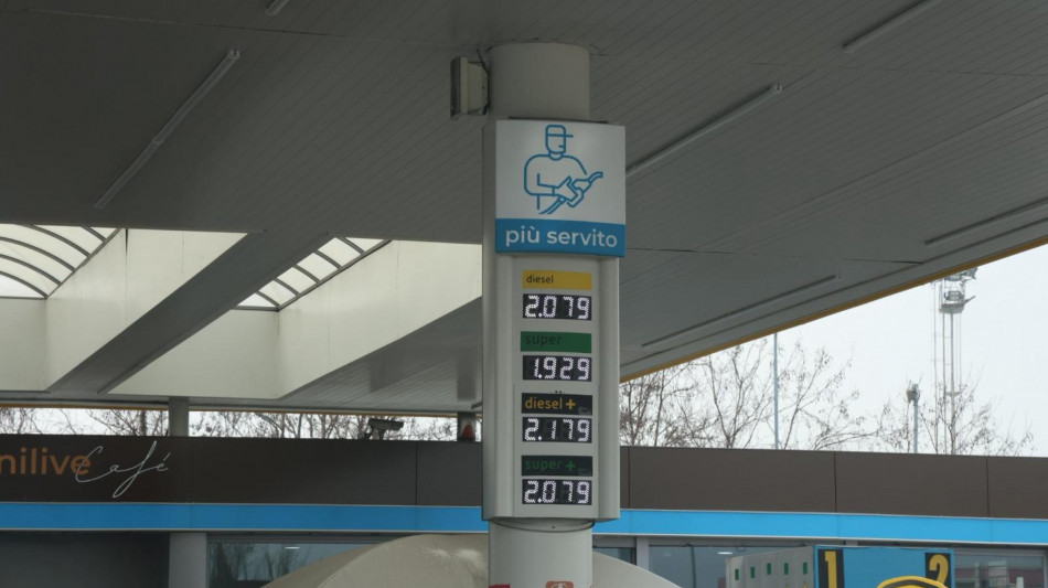 Mimit, aumenti ingiustificati della benzina dalle compagnie