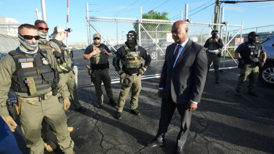 Arrestan brevemente a alcalde que protestaba contra centro de detención de migrantes cerca de Nueva York
