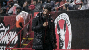 Treinar o pr&oacute;prio filho: a mais nova excentricidade de 'Loco' Abreu no futebol mexicano