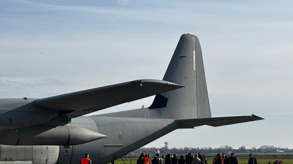 Atterrato a Linate l'aereo di Stato con le vittime di Crans-Montana
