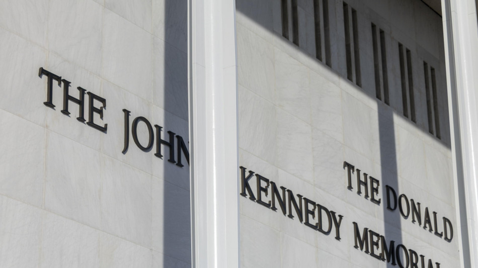 Trump mette il suo nome ovunque, da edifici a monete, navi e aerei