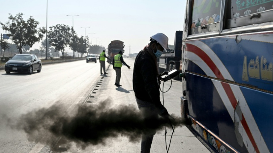 Irrespirable en hiver, Islamabad se met à contrôler les automobilistes