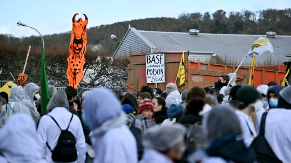 Pollution: des manifestants bloquent une usine BASF pr&egrave;s de Rouen