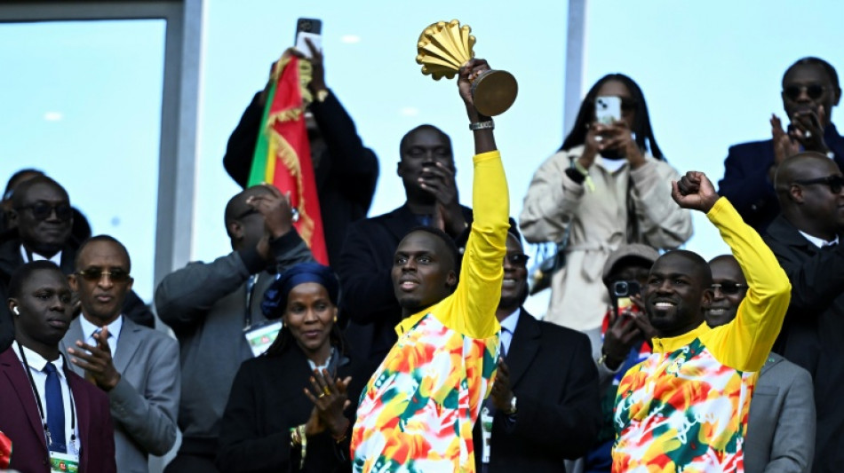 Foot: le S&eacute;n&eacute;gal, bien que d&eacute;chu de son titre, pr&eacute;sente le troph&eacute;e de la CAN-2025 au Stade de France