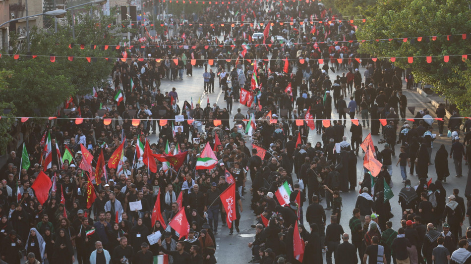 Iniziato a Teheran il corteo funebre per la Guida Suprema Ali Khamenei