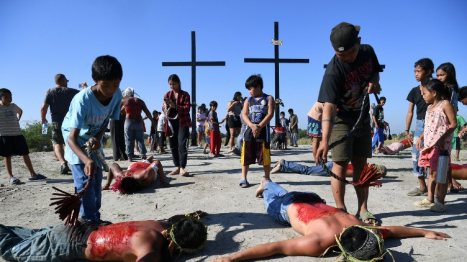 Braving high fuel costs, Filipinos flock to crucifixion spectacle