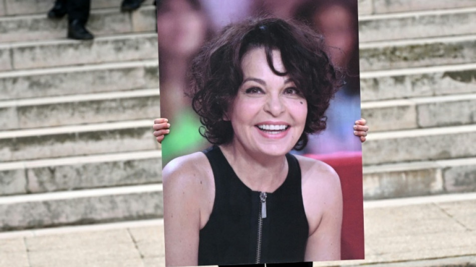 Dernier hommage &agrave; Isabelle Mergault au cimeti&egrave;re du P&egrave;re-Lachaise