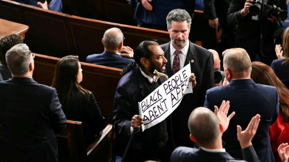 "Las personas negras no son simios": un congresista exhibe un cartel durante el discurso de Trump