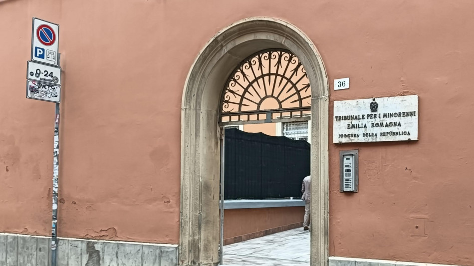 Aurora: testimone, 'lui l'ha buttata gi&ugrave; dal balcone'