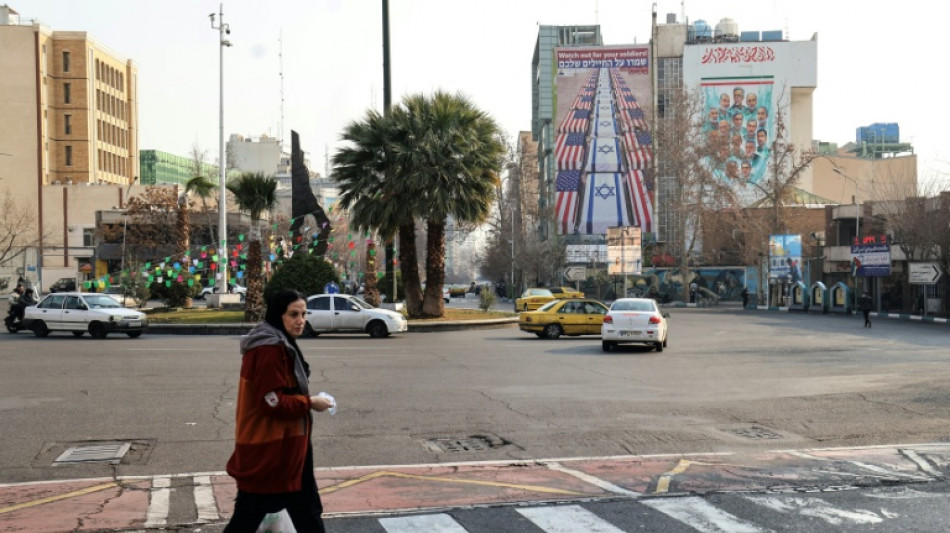 Iran threatens to hit US bases and carriers in event of attack