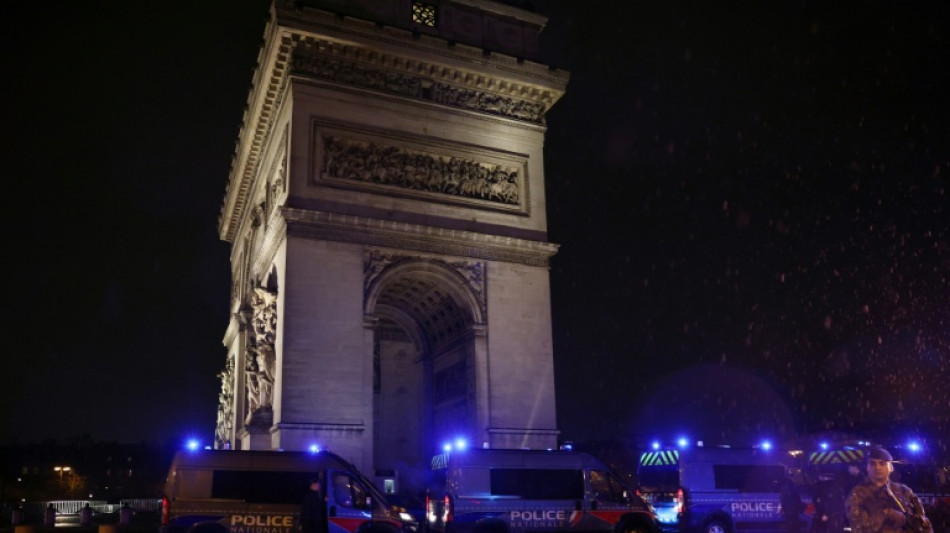 Mit Messer bewaffneter Mann in Paris von Polizei erschossen