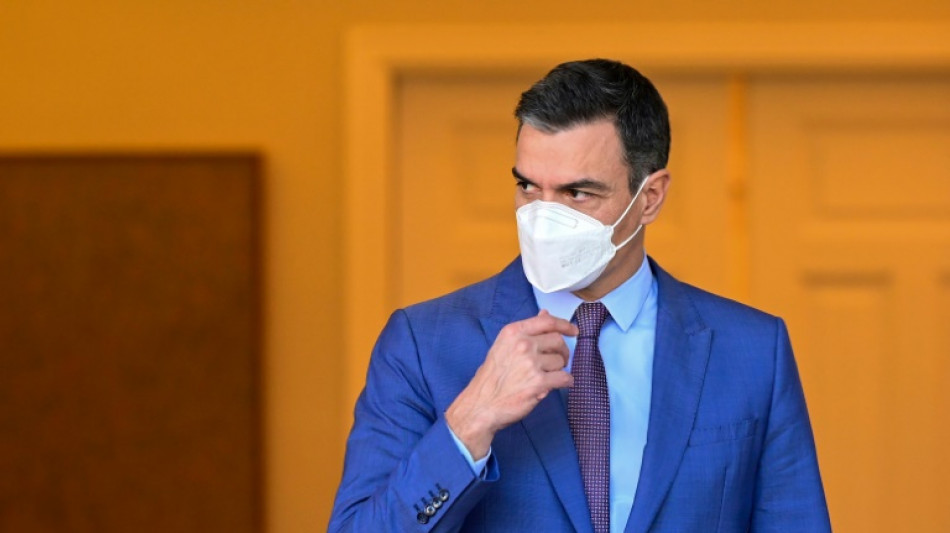 España elimina casi del todo el uso de mascarilla en interiores