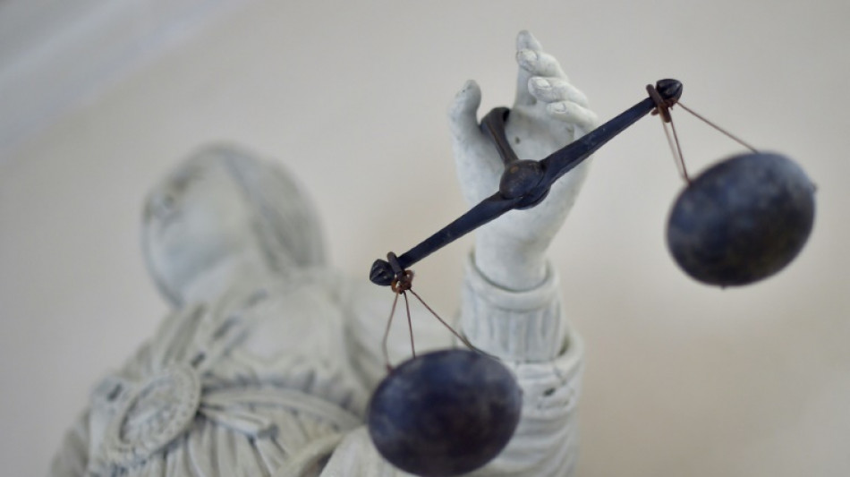 Vater vergewaltigt acht eigene Kinder: Lange Haft und Sicherungsverwahrung