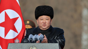 Media, Pyongyang svela un nuovo enorme lanciarazzi con capacit&agrave; nucleare