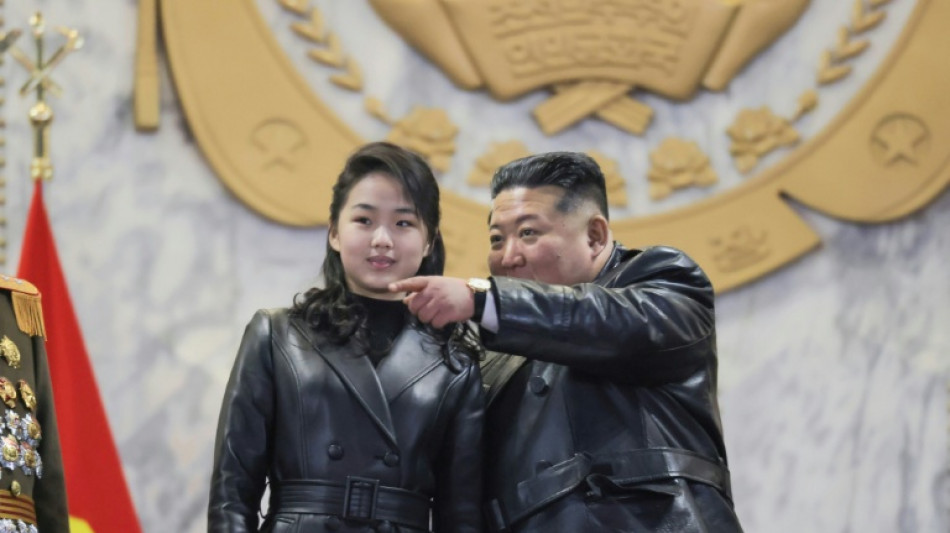 Crece especulaci&oacute;n sobre sucesi&oacute;n norcoreana por abrigos a juego de Kim y su hija