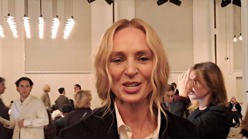 Uma Thurman da Fendi per il debutto di Chiuri, fuori la protesta animalista