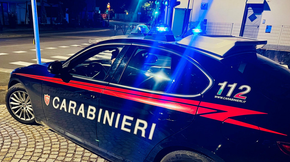 Anziano spara ai vicini e si suicida, due feriti