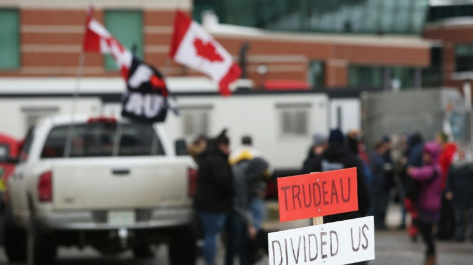 Protesta de camioneros por restricciones en Canad&aacute; crece y fomenta similares en el exterior