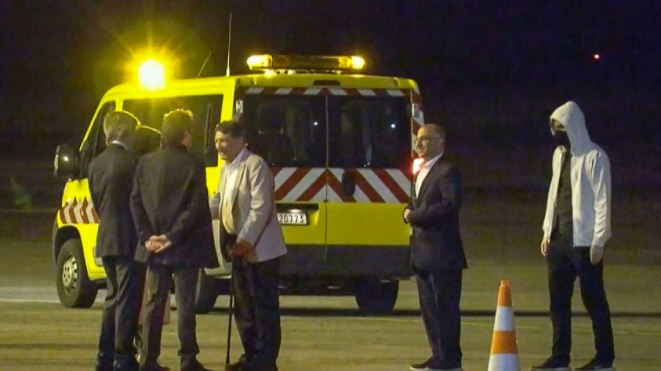 Tr&ecirc;s europeus libertados pelo Ir&atilde; chegam aos seus pa&iacute;ses de origem