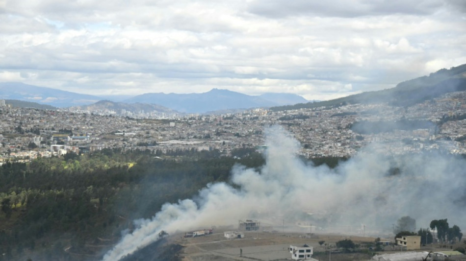 Bomberos combaten por aire incendio forestal en la capital de Ecuador